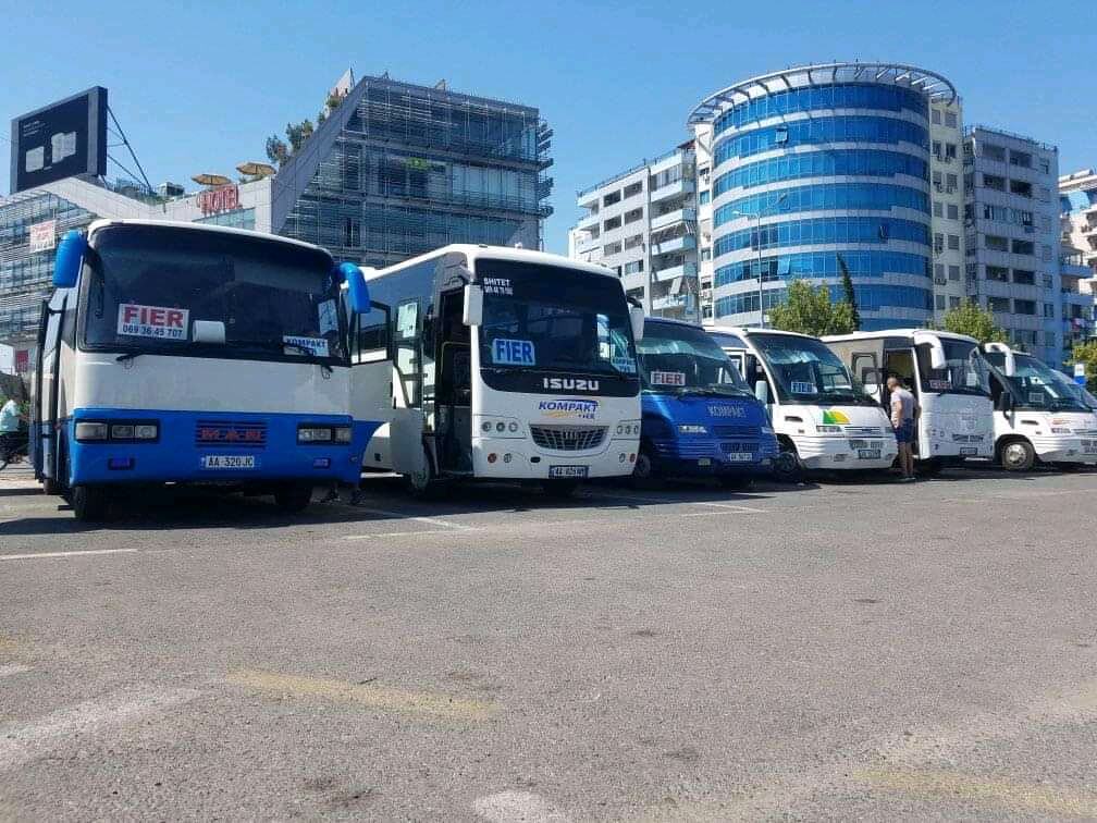 Kompakt Fier është një linjë ndërqytetase me qendër në Fier që ofron një shërbim çdo ditë për në Tirane dhe kthim.